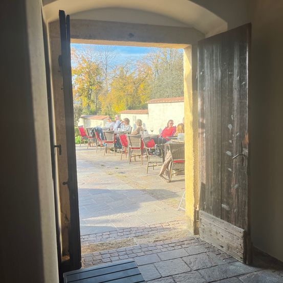 Bild enthält, Floor, Flooring, Interior Design, Path, Flagstone, Walkway, Door, Person, City, Arch