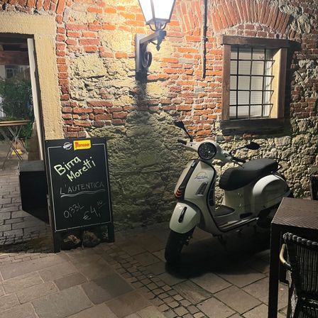 Bild enthält, Urban, Machine, Wheel, Chair, Furniture, Motorcycle, Transportation, Vehicle, Blackboard, Street