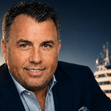 Ein Mann namens Gunther Kropshofer lächelt in einem Anzug vor einem Yacht. Die Worte 'Menschen. Service. Führung. Vertrauen.' sind oben angezeigt.