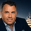 Günther KROPSHOFER-Logo. Ein Mann namens Gunther Kropshofer lächelt in einem Anzug vor einem Yacht. Die Worte 'Menschen. Service. Führung. Vertrauen.' sind oben angezeigt.