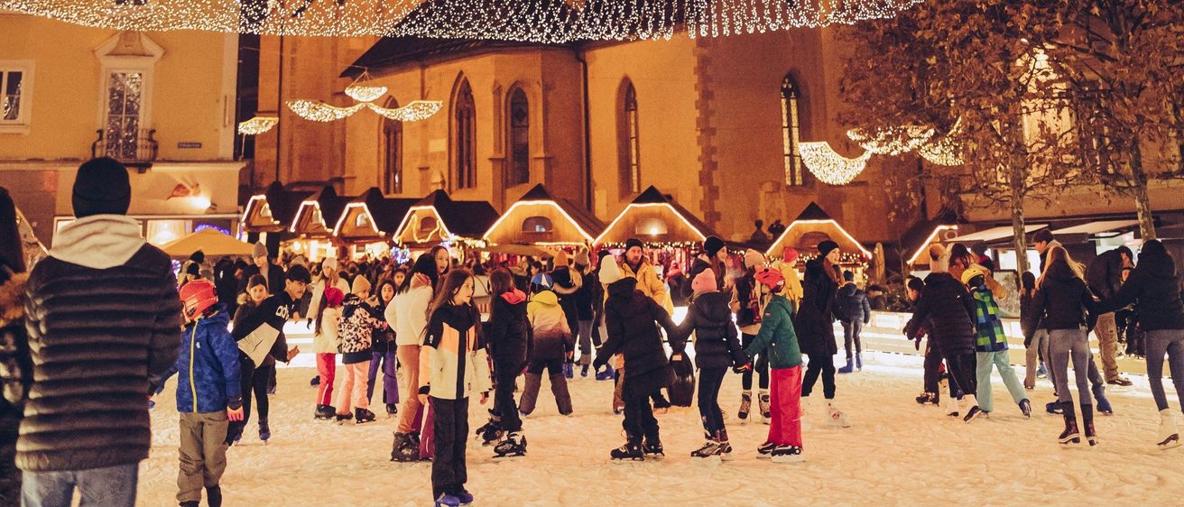 Bild enthält, People, Person, Architecture, Building, Coat, Jacket, Rink, Skating, Sport, Jeans