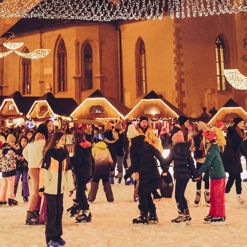 Bild enthält, People, Person, Architecture, Building, Coat, Jacket, Rink, Skating, Sport, Jeans