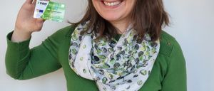 Bild enthält, Text, Adult, Female, Person, Woman, Scarf, Driving License, Id Cards, Face, Business Card