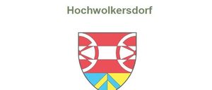 Ein Plakat bewirbt eine Abfalltrennungsinitiative. Es zeigt ein Logo, die Worte 'Wertvolles Trennen - umweltfreundliches Entsorgen' und einen Verweis auf eine 'Wertstoffsammlung Hochwolkersdorf'. Im Hintergrund ist eine ländliche Landschaft mit Häusern und einem Feld zu sehen.