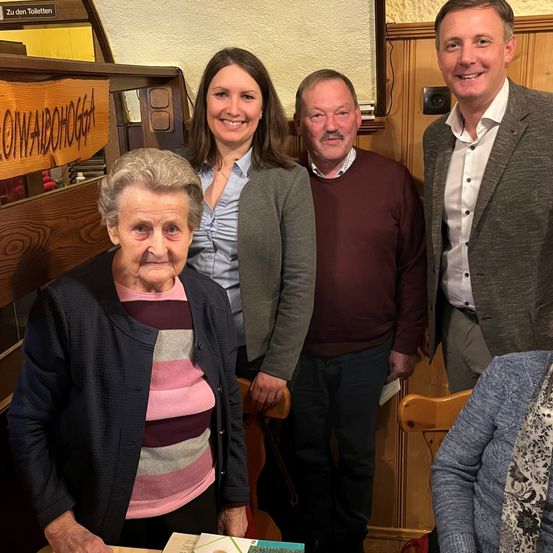 Bild enthält, Person, Photography, Portrait, Dining Table, Table, Coat, Jacket, Restaurant, Dining Room, People