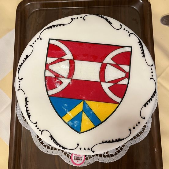 Bild enthält, Birthday Cake, Cake, Cream, Dessert, Food, Armor, Helmet