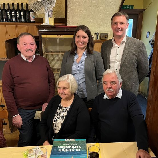 Bild enthält, Person, Portrait, Dining Table, Table, Adult, Female, Woman, Dining Room, Male, Man