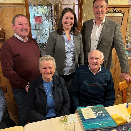 Bild enthält, Person, Portrait, People, Coat, Jacket, Table, Adult, Male, Man, Woman