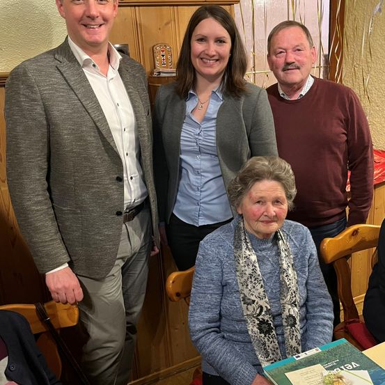 Bild enthält, People, Person, Portrait, Dining Table, Table, Dining Room, Adult, Female, Woman, Man