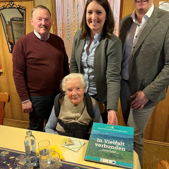 Bild enthält, Person, Photography, Portrait, Dining Table, Table, Dining Room, Glass, Adult, Male, Man