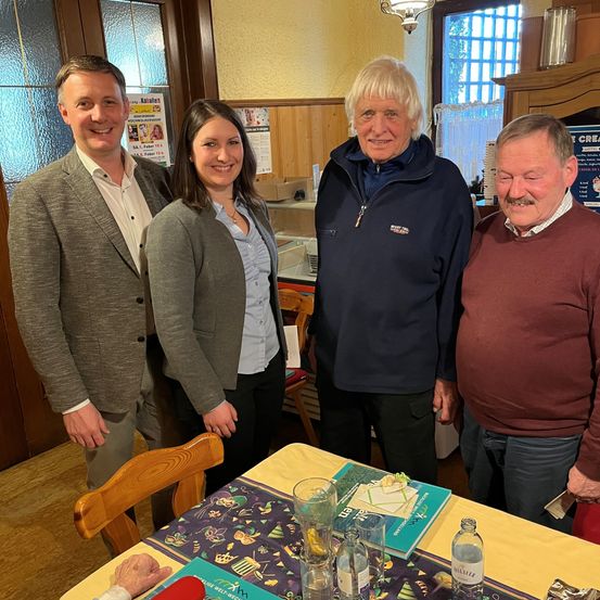 Bild enthält, Dining Room, Dining Table, Furniture, Table, Person, Portrait, Restaurant, Adult, Female, Woman