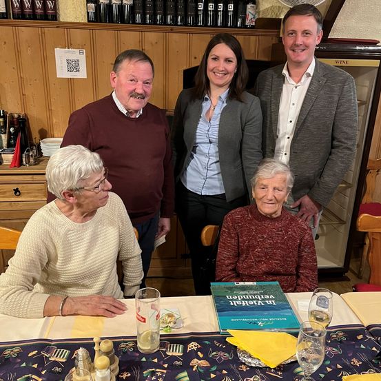 Bild enthält, Table, Dining Table, Adult, Male, Man, Person, Dining Room, Female, Woman, People