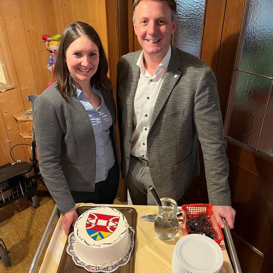 Bild enthält, Dining Room, Dining Table, Table, Icing, People, Photography, Portrait, Meal, Jacket, Blazer