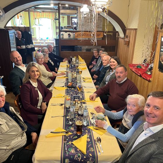 Bild enthält, Dining Room, Dining Table, Table, Restaurant, Adult, Female, Person, Woman, Plywood, Man