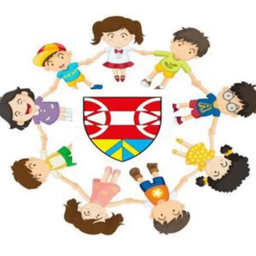 Eine Gruppe von Kindern steht um ein Wappen herum, mit einem Jungen in der rechten Ecke, der eine Brille trägt.