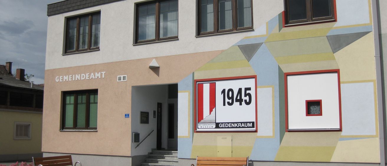 Bild enthält, Architecture, Building, Bench, Furniture, Wall, City, Housing, Neighborhood