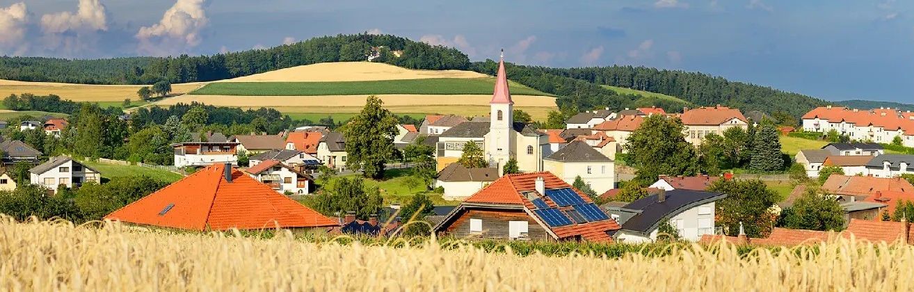 Bild enthält, Landscape, Nature, Outdoors, Scenery, Countryside, Panoramic, Rural, Village, Architecture, Building