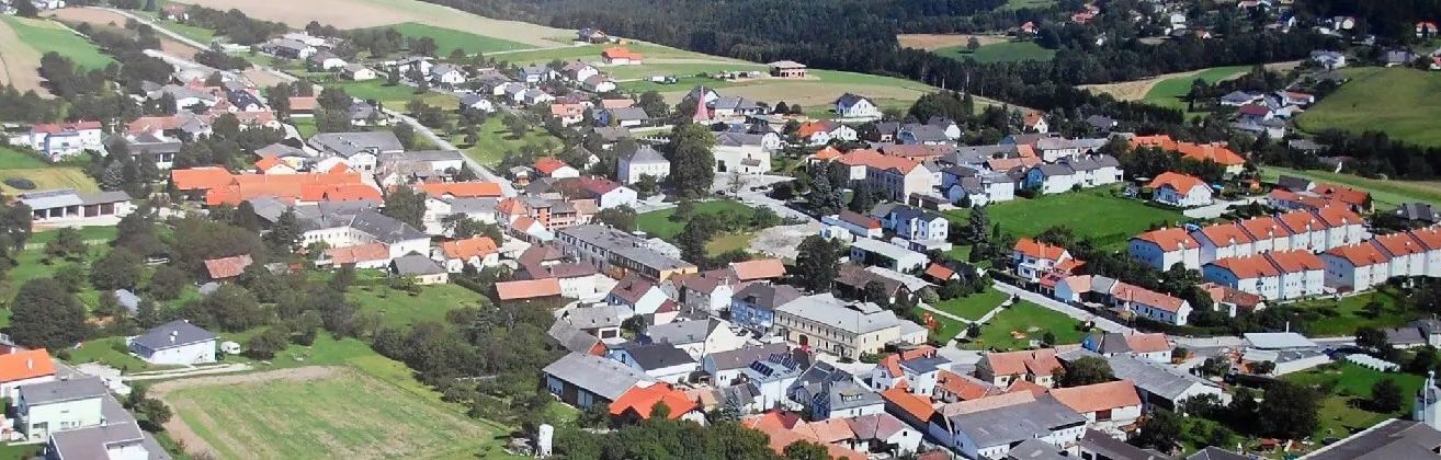 Bild enthält, Suburb, Neighborhood, Outdoors, Nature, Architecture, Building, Countryside, Rural, Village