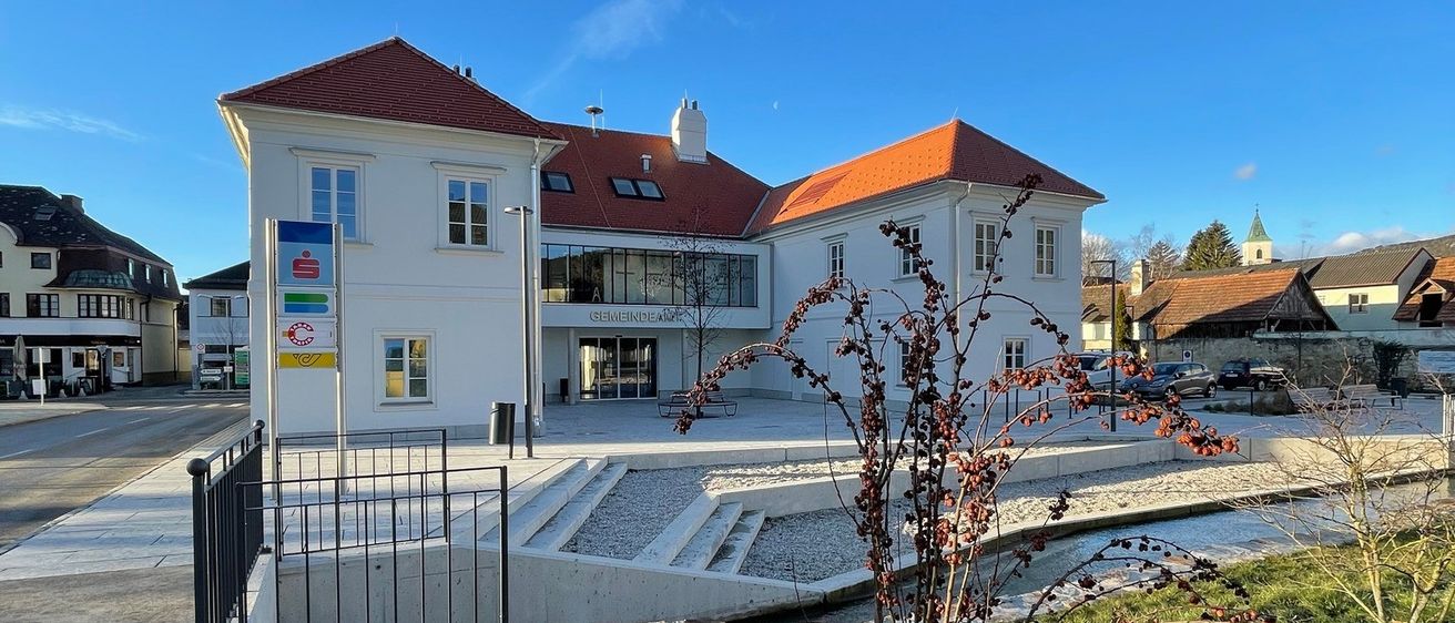 Bild enthält, Building, Outdoors, Neighborhood, Suburb, Nature, City, Urban, Housing, Car, Shelter