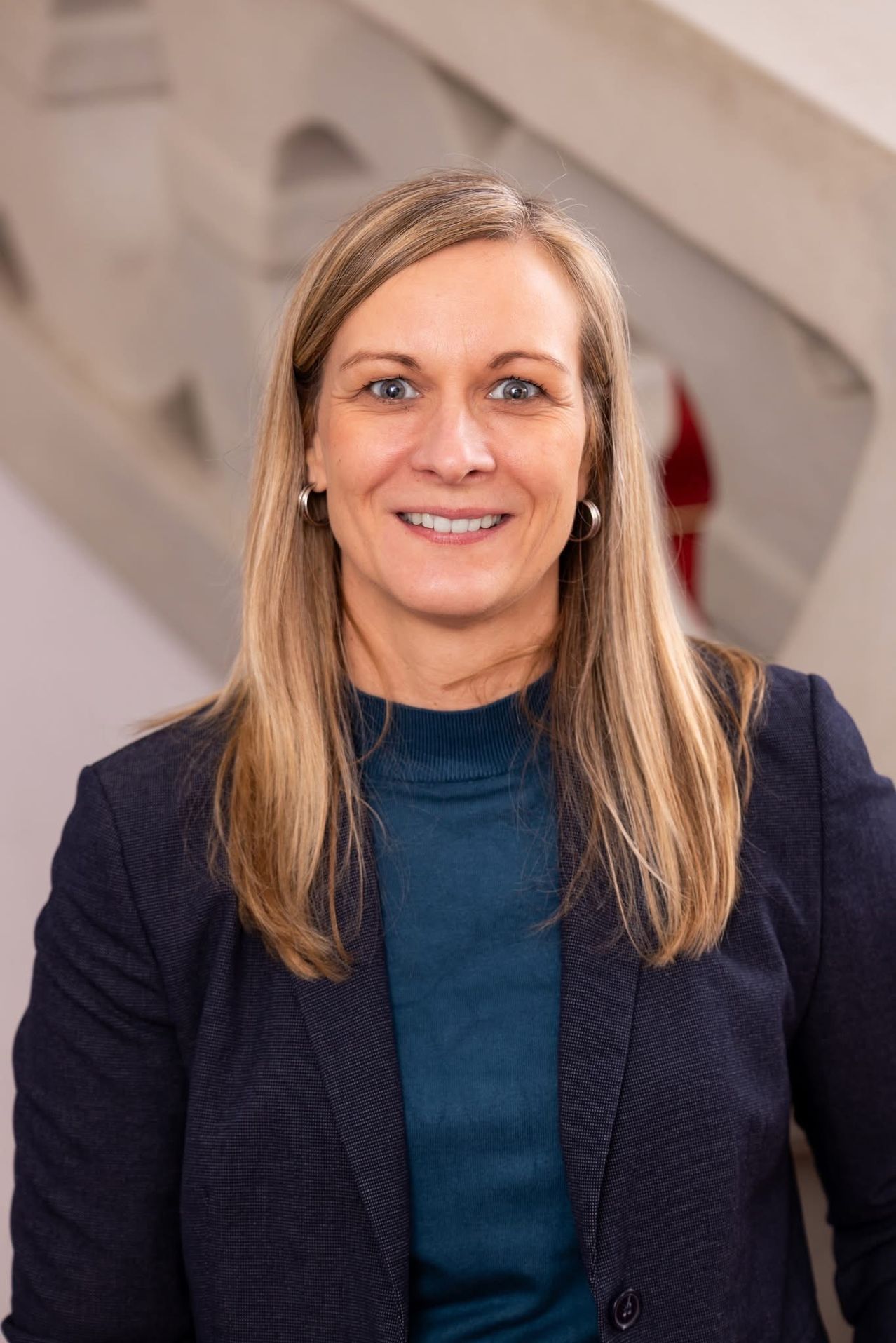 Bild enthält, Blonde, Hair, Person, Face, Head, Smile, Adult, Female, Woman, Portrait