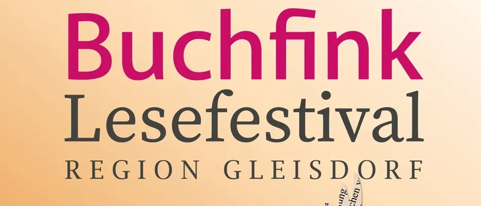 Ein Poster für das Buchfink Lesefestival in der Region Gleisdorf vom 19. bis 24. April 2026. Eine Collage aus Papieren mit Wörtern wie 'Bravo' und 'Konferenz'. Der Vogel hat einen Schnabel und Flügel. Das Datum steht unten.