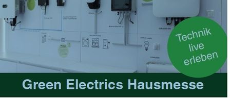 Green Electrics Hausmesse zeigt Solarmodule und Ladestationen an einer Wand. Der Slogan 'Technik live erleben' ist in einem grünen Kreis zu sehen.