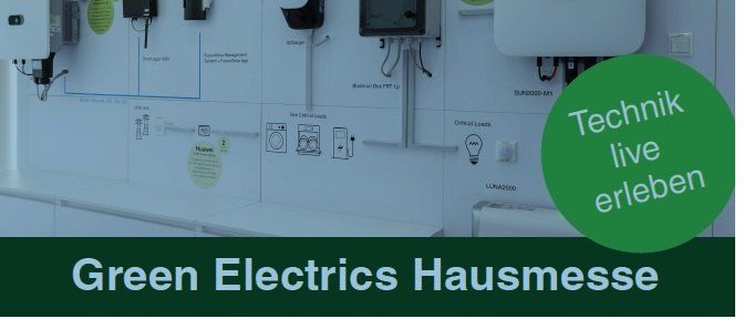 Green Electrics Hausmesse zeigt Solarmodule und Ladestationen an einer Wand. Der Slogan 'Technik live erleben' ist in einem grünen Kreis zu sehen.