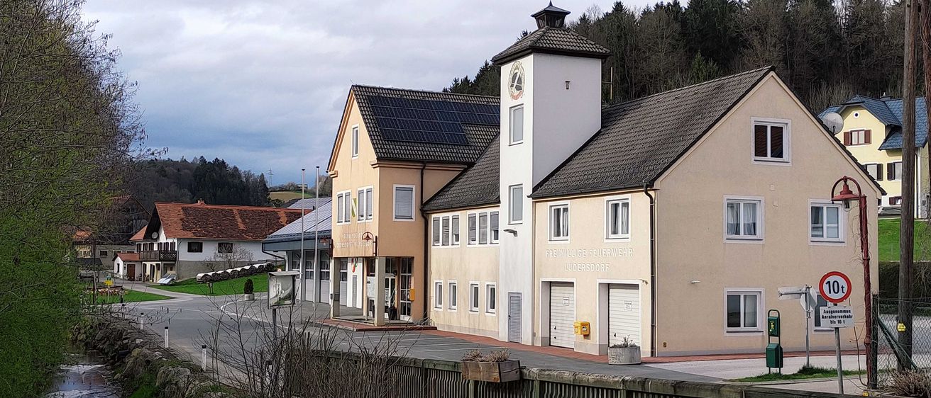 Bild enthält, Suburb, Outdoors, Neighborhood, Housing, Person, Car, Clock Tower, Plant