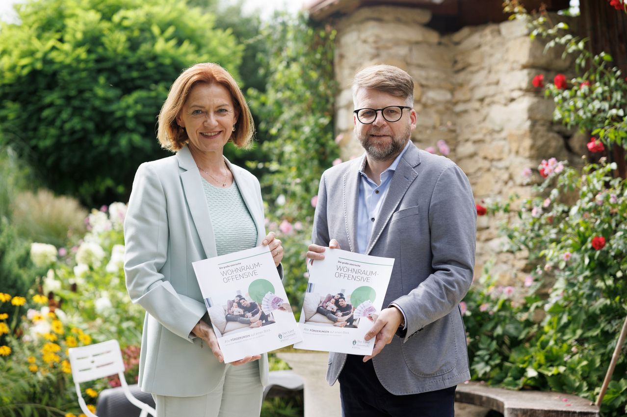 Bild enthält, Adult, Female, Person, Woman, Male, Man, Advertisement, Poster, Garden, Lady