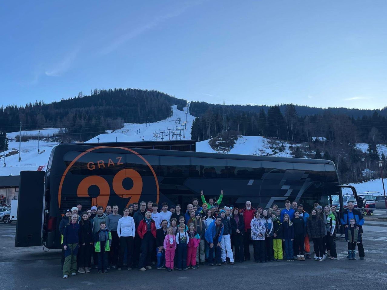 Bild enthält, People, Person, Bus, Transportation, Vehicle, Clothing, Footwear, Shoe, Tour Bus, Outdoors