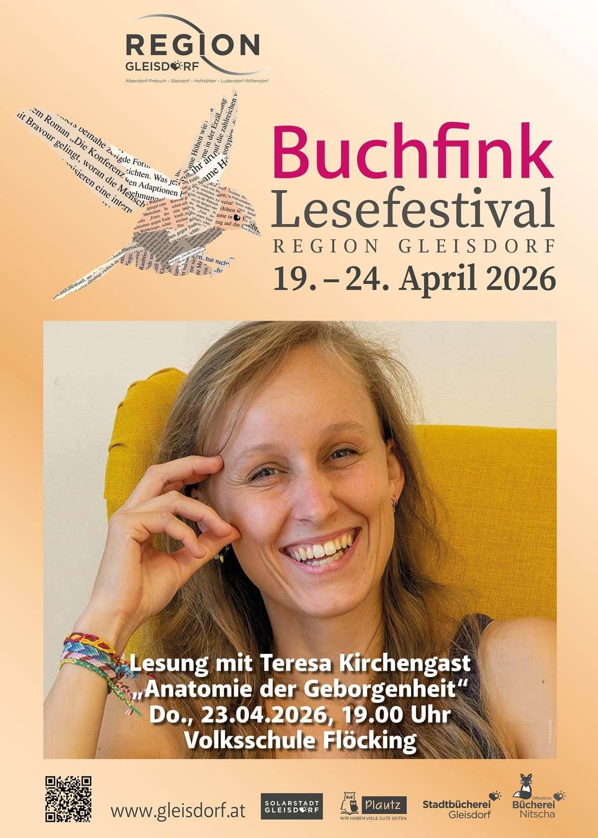 Eine lächelnde Frau sitzt auf einem gelben Stuhl mit einem Vogel über ihrem Kopf. Das Bild zeigt Buchfink Lesefestival Region Gleisdorf, 19.-24. April 2026, und eine Lesung von Teresa Kirchengast.