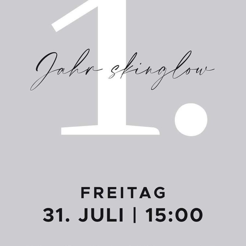 Ein Poster mit der weißen Nummer 1 auf grauem Hintergrund. Darunter steht 'John skinglow' in kursiver Schrift. Darunter sind das Datum 'Freitag 31. Juli' und die Zeit '15:00' angegeben.