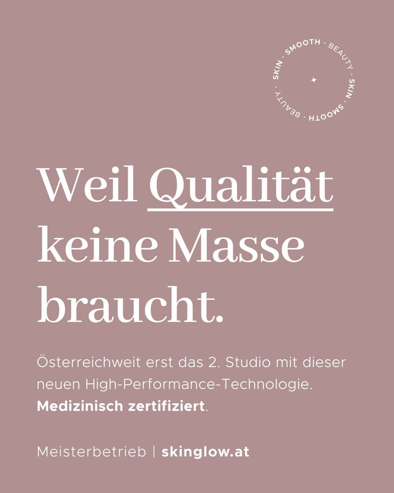 Ein Poster mit rosa Hintergrund, das den Text 'Weil Qualität keine Masse braucht.' zeigt. Es hebt hervor, dass das zweite Studio in Österreich High-Performance-Technologie verwendet und medizinisch zertifiziert ist.