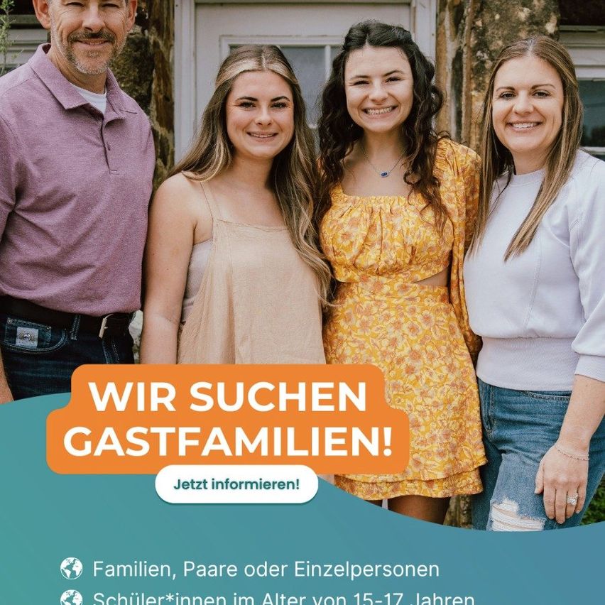 Vier Personen, zwei Männer und zwei Frauen, stehen zusammen vor einem Haus. Die Männer tragen lila und blaue Hemden, und die Frauen tragen ein gelbes Kleid und ein weißes Hemd. Sie alle lächeln und schauen in die Kamera. Der Text auf dem Bild ist auf Deutsch und sagt, Wir suchen Gastfamilien!