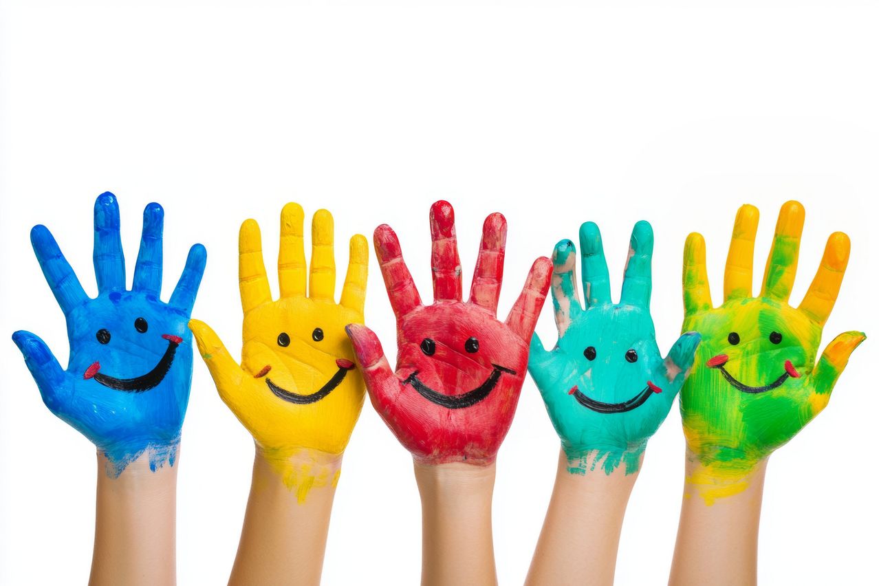 Fünf Hände, die in verschiedenen Farben bemalt sind, mit lächelnden Gesichtern darauf. Jede Hand hat eine andere Farbe und einen fröhlichen Ausdruck.