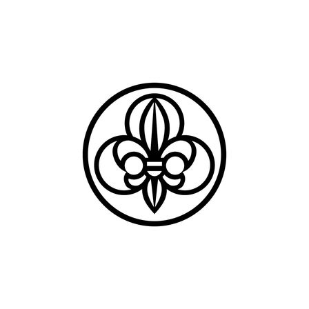 Ein schwarzes und weißes kreisförmiges Emblem zeigt eine stilisierte Fleur-de-Lis mit komplizierten Blütenblättern und einem auffälligen zentralen Stängel.