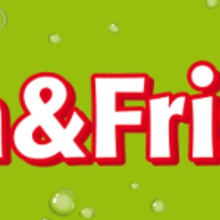 Das Wort Fish and Fries in rotem und weißem Schriftzug auf grünem Hintergrund mit Wassertropfen.