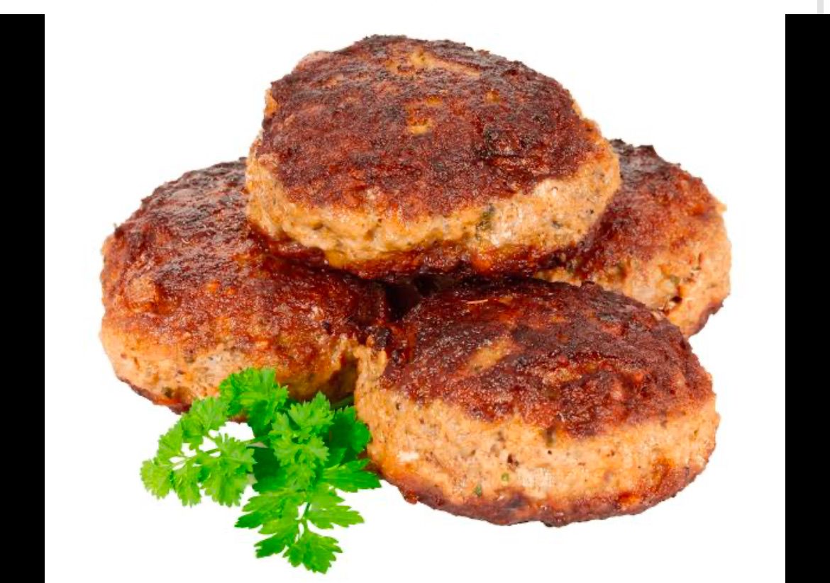 Ein Nahaufnahme von vier gekochten Fleischbällchen mit brauner Kruste, garniert mit Petersilie auf weißem Hintergrund.
