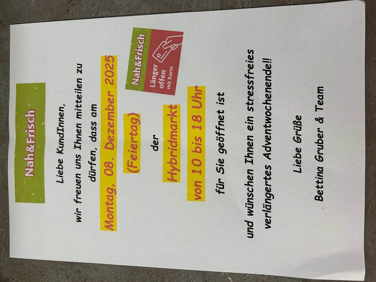 Plakat mit einem gelben Aufkleber, der 'Hybridmarkt', einen gelben Aufkleber mit 'Dezember 8, 2025 (Montag)' und einen roten Aufkleber mit 'Nahrung & Erfrisch' sowie einem gelben Aufkleber mit '18 bis 10 Uhr'. Es enthält Phrasen über 'stressfreie Wochenenden' und 'offene Liste'.