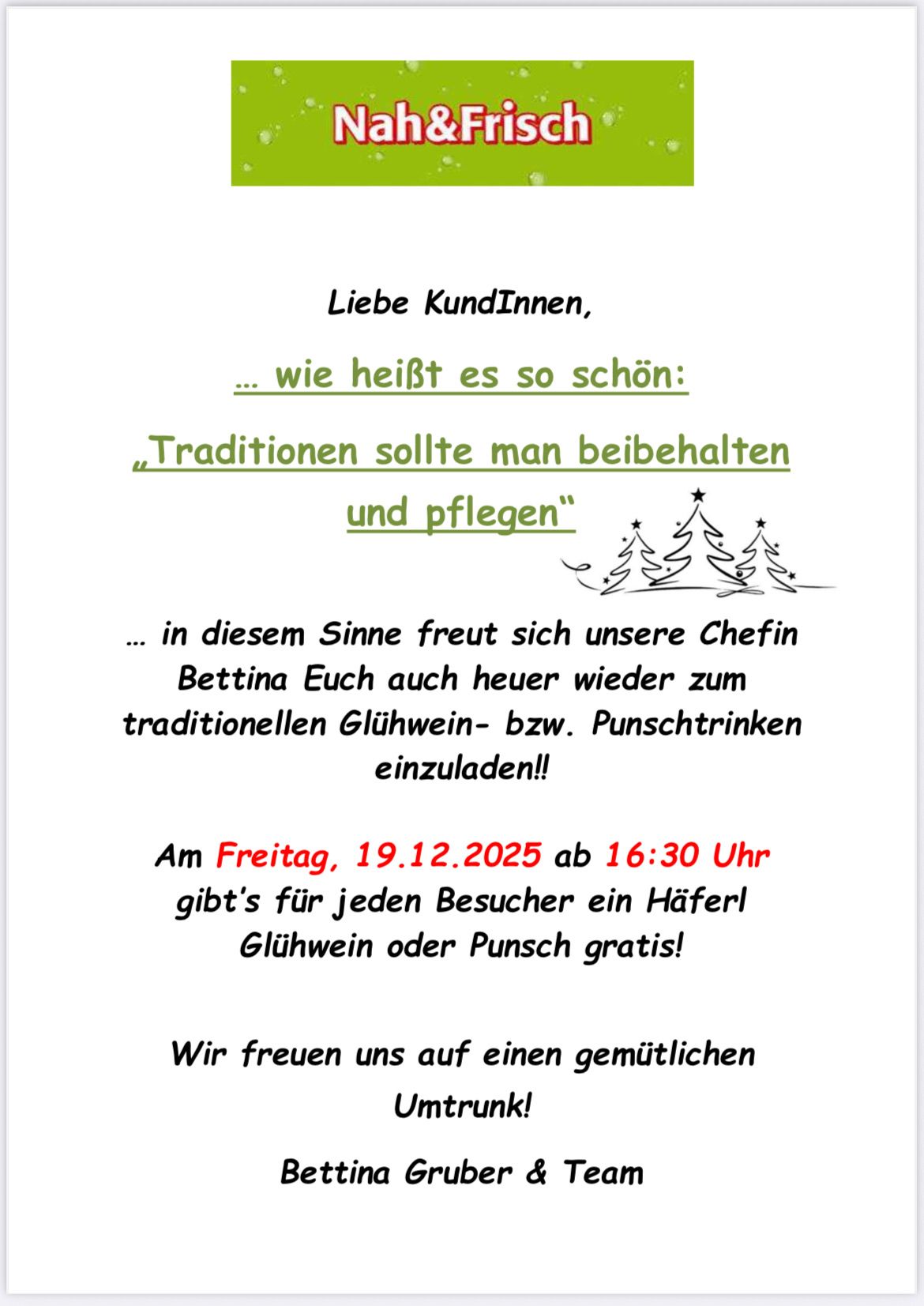 Ein weißes Poster mit grünem Text lautet: 'Liebe KundInnen, ... wie wunderschön es klingt: 'Traditionen sollte man beibehalten und pflegen.' Eine Illustration von drei Bäumen ist enthalten. Chefin Bettina lädt Sie zum traditionellen Glühwein- bzw. Punschtrinken ein. Am Freitag, 19.12.2025 ab 16:30 Uhr, bekommt jeder Besucher eine Tasse Glühwein oder Punsch gratis. Wir freuen uns auf einen gemütlichen Umtrunk!'