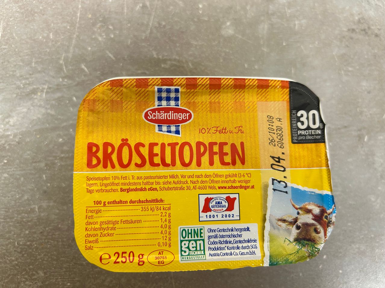 Die Packung ist für Schardinger Broseltopfen mit 250g Inhalt. Nährwertangaben enthalten Energie, Fette, gesättigte Fettsäuren, Kohlenhydrate, Zucker, Proteine und Salz. Es ist mit 'ohne gentechnik hergestellt' gekennzeichnet und trägt ein grünes 'ohne gentechnik' Logo.