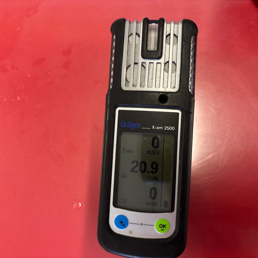 Ein Dräger X-am 2500 Gasdetektor mit einem Display, das 20,9% Sauerstoff, 0 ppm Kohlenmonoxid und andere Einstellungen anzeigt.