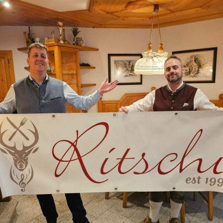 Bild enthält, Adult, Male, Man, Person, Table, Text, Shoe, Wood, Head, Face