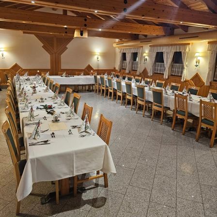 Bild enthält, Indoors, Hall, Fun, Banquet, Chair, Furniture, Architecture, Building