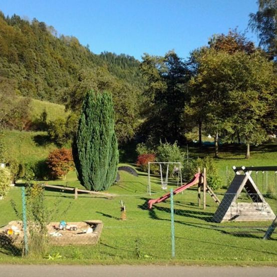 Bild enthält, Grass, Plant, Nature, Outdoors, Park, Play Area, Outdoor Play Area, Tree, Lawn