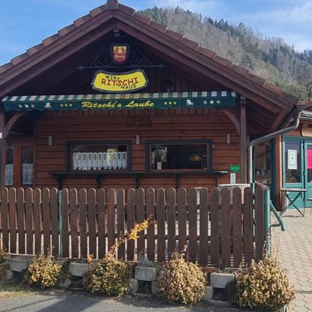 Bild enthält, Nature, Outdoors, Yard, Indoors, Interior Design, Building, Hotel, Picket Fence, Plant, Chair