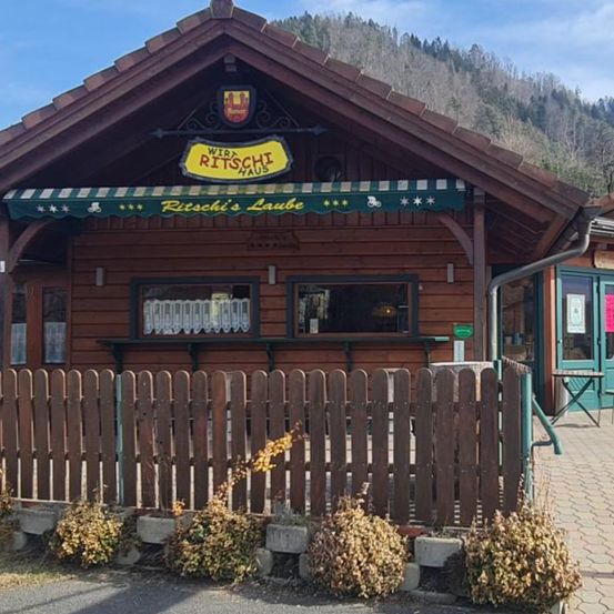 Bild enthält, Nature, Outdoors, Yard, Indoors, Interior Design, Building, Hotel, Picket Fence, Plant, Chair