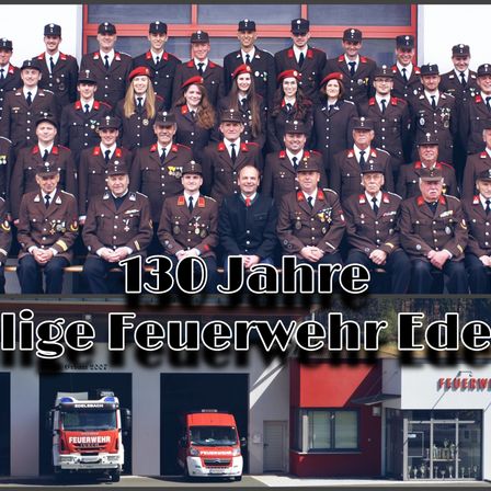 Eine große Gruppe von Feuerwehrleuten in Uniform posiert zum 130-jährigen Jubiläum der Freiwilligen Feuerwehr Edelbach. Der Text 130 Jahre Liege Feuerwehr Edelbach ist in der Mitte zu sehen.