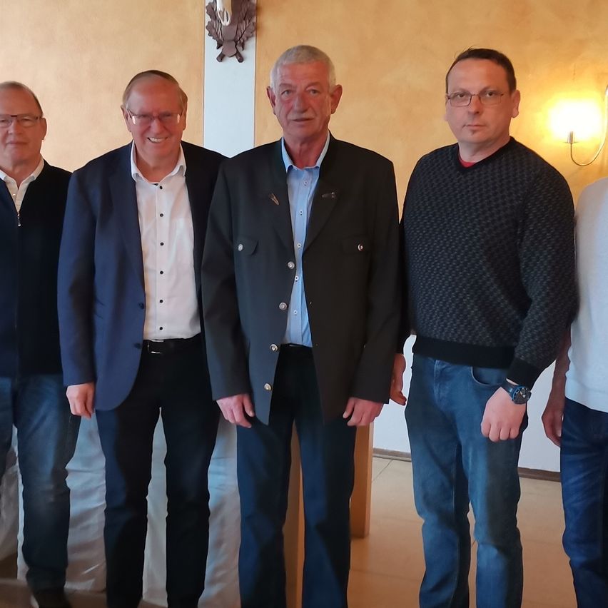 Bild enthält, Groupshot, Person, Pants, Jeans, People, Adult, Male, Man, Shoe, Suit