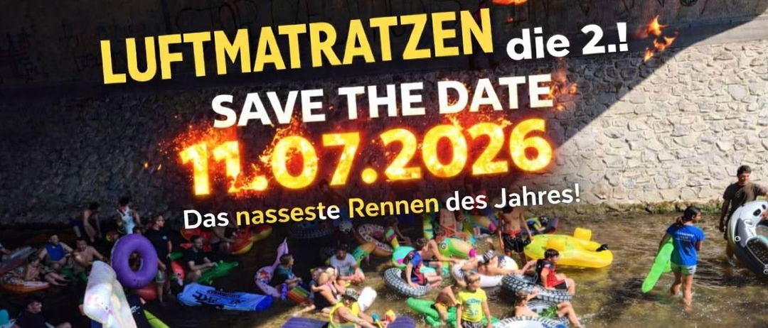 Plakat, das für das nasseste Rennen des Jahres am 11.07.2026 wirbt. Viele Menschen sind in Schlauchbooten.